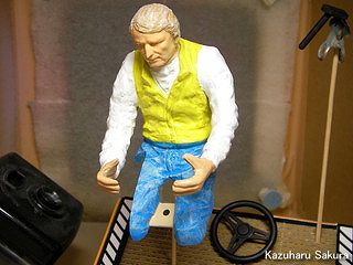 タミヤ ハイラックス・ハイリフト製作記 ～ 塗装したドライバー人形の乾燥中